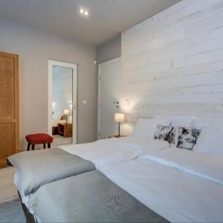 Къща за гости Snowflake Chalet *